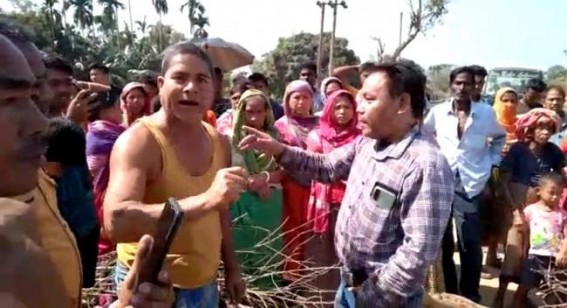 ‘All Leaders’ houses overflow water but we don’t get drinking water’, Says a resented villager : Locals Blocked Road demanding solution of Drinking Water Scarcity ‘All Leaders’ houses overflow water but we don’t get drinking water’, Says a resented villager : Locals Blocked Road demanding solution of Drinking Water Scarcity